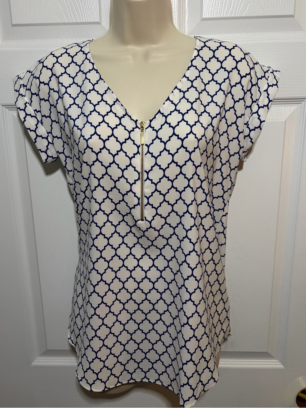 🛍️ Express White and Blue Short Sleeve Blouse Shirt - Small